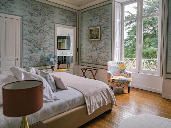Bed & Breakfast Château Les Orchidées SAUMUR : photo 6 de la chambre chambre double deluxe avec douche