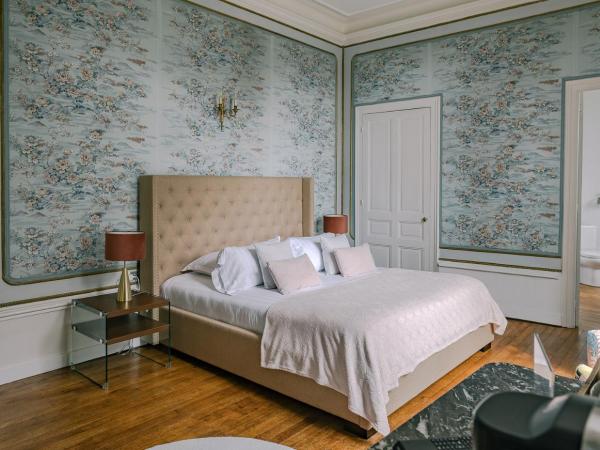 Bed & Breakfast Château Les Orchidées SAUMUR : photo 7 de la chambre chambre double deluxe avec douche