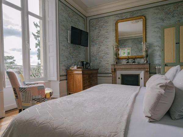 Bed & Breakfast Château Les Orchidées SAUMUR : photo 5 de la chambre chambre double deluxe avec douche