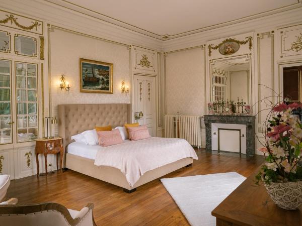 Bed & Breakfast Château Les Orchidées SAUMUR : photo 1 de la chambre suite deluxe avec lit king-size