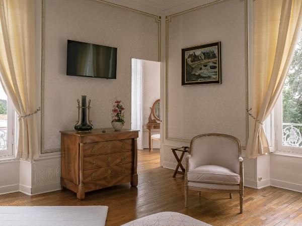 Bed & Breakfast Château Les Orchidées SAUMUR : photo 3 de la chambre suite deluxe avec lit king-size