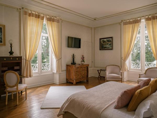 Bed & Breakfast Château Les Orchidées SAUMUR : photo 4 de la chambre suite deluxe avec lit king-size