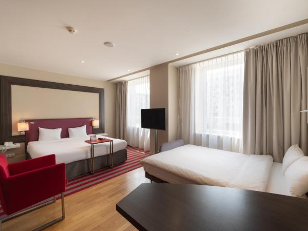 Mercure Warszawa Grand : photo 1 de la chambre superior room with one king bed and sofa