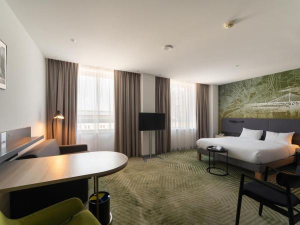Mercure Warszawa Grand : photo 3 de la chambre superior room with one king bed and sofa
