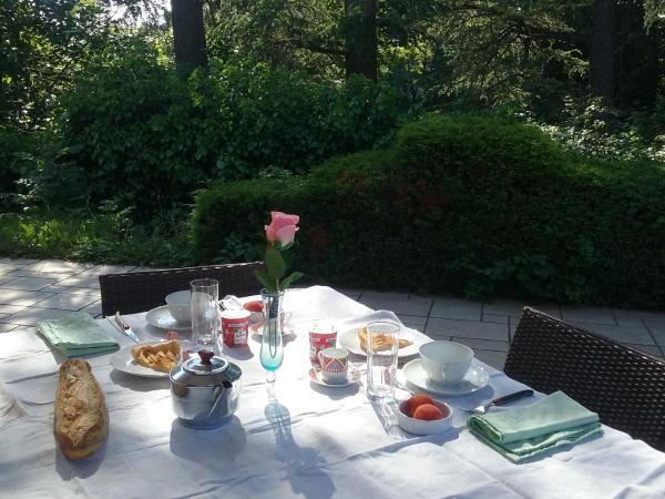 chambre dans maison avec piscine et cuisine : photo 2 de la chambre chambre double avec salle de bains privative