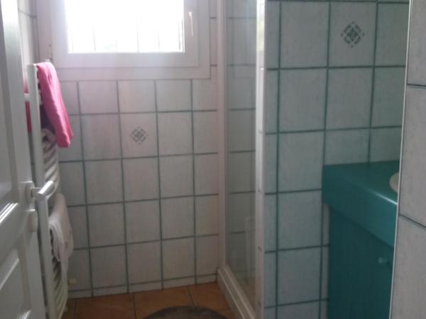 chambre dans maison avec piscine et cuisine : photo 7 de la chambre chambre double avec salle de bains privative