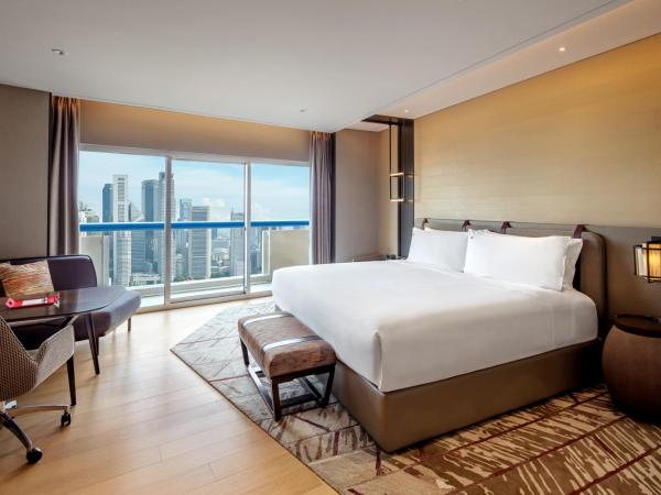 Swissotel The Stamford Singapore : photo 1 de la chambre swiss marina bay, 1 king, high floor, balcony, marina bay view
