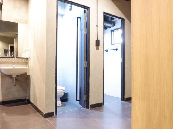 bangkok bed place : photo 8 de la chambre chambre familiale avec salle de bains privative