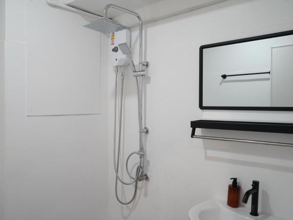 RoomQuest IT Square Don Mueang Airport : photo 8 de la chambre chambre double avec balcon