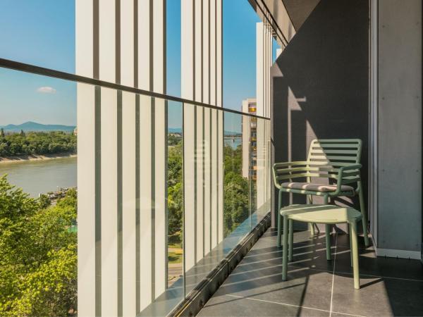 Four Points by Sheraton Budapest Danube : photo 1 de la chambre superior, guest room, 2 twins, river view, balcony
