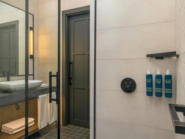 Four Points by Sheraton Budapest Danube : photo 4 de la chambre superior, guest room, 2 twins, river view, balcony