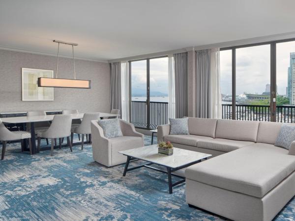 The Westin Bayshore, Vancouver : photo 1 de la chambre suite exécutive avec 1 chambre lit king-size et canapé-lit - vue sur port et montagne