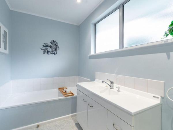 The Airport Homestay House : photo 3 de la chambre chambre lit queen-size avec salle de bains commune 
