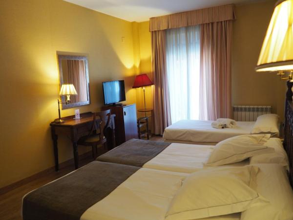 Hotel Ele Puente Romano de Salamanca : photo 9 de la chambre chambre triple