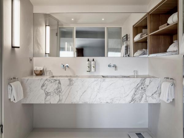 Baumanière - Les Baux de Provence : photo 2 de la chambre hébergement prestige