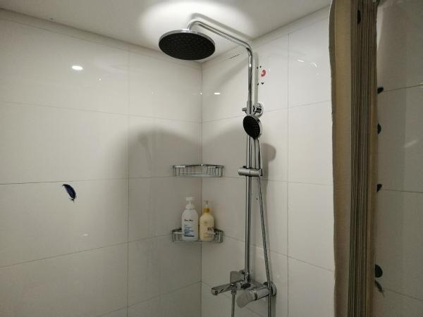 Suzhou Houlishenghuo Guesthouse : photo 6 de la chambre chambre lits jumeaux avec douche