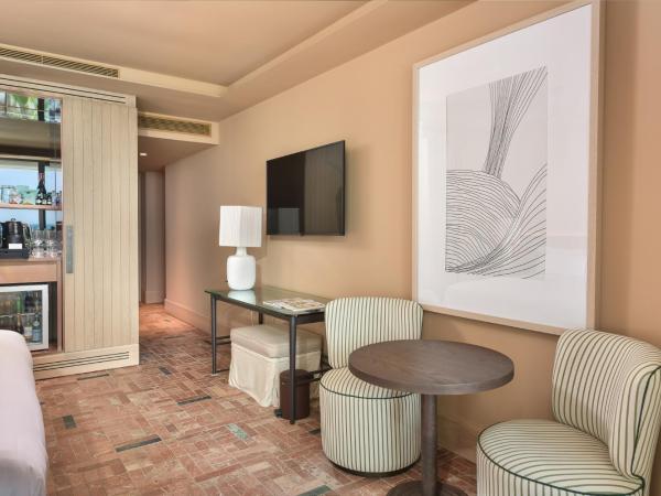 El Fuerte Marbella : photo 7 de la chambre chambre double suprême - vue partielle sur mer