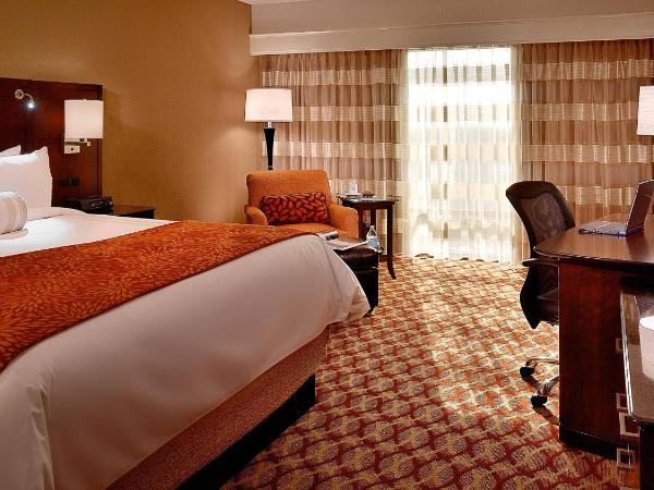Marriott Louisville East : photo 1 de la chambre hébergement lit king-size avec canapé-lit