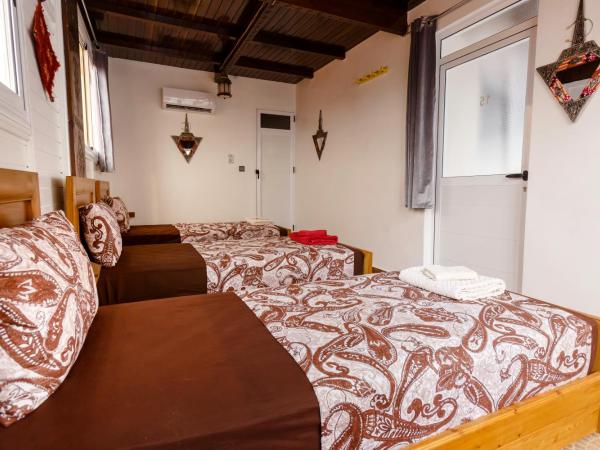 The Rina Hostel : photo 9 de la chambre chambre triple - vue sur mer