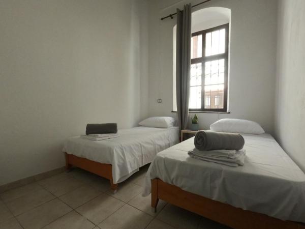 Rhodes Youth Hostel Adults only 18-40 : photo 1 de la chambre chambre double avec salle de bains commune