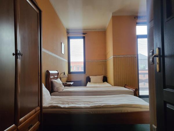 Hostel Bialoleka - Darmowy parking, szybkie Wifi! : photo 4 de la chambre chambre triple Économique