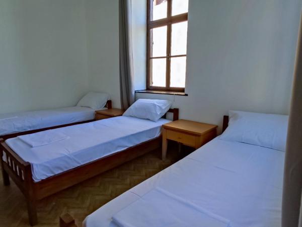 Rhodes Youth Hostel Adults only 18-40 : photo 1 de la chambre lit simple dans dortoir mixte