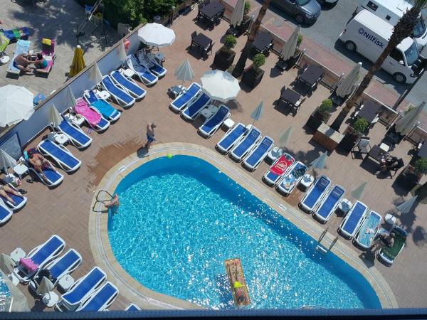 Parador Beach Hotel : photo 2 de la chambre chambre triple standard