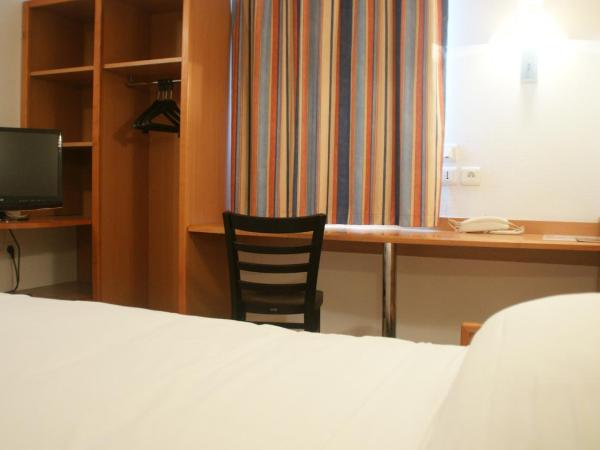 BRIT HOTEL Essentiel CAHORS Nord : photo 1 de la chambre chambre triple