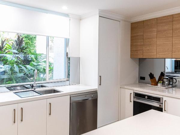 Beaches Holiday Apartments - Official Onsite Reception & Check In : photo 3 de la chambre deluxe two-bedroom apartment with pool deck access