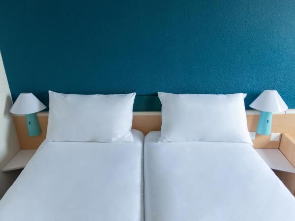 Hotel ibis Narbonne : photo 1 de la chambre 2 chambres adjacentes
