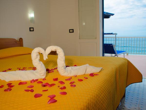 Hotel Regina del Mare : photo 3 de la chambre chambre double supérieure - vue sur mer