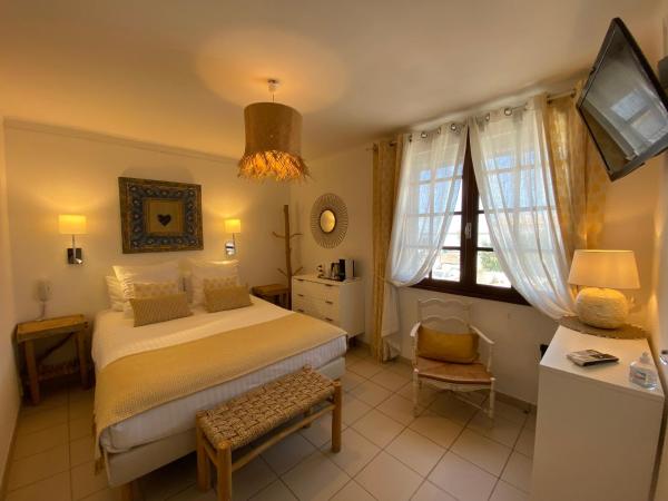 Hôtel Le Neptune en Camargue : photo 1 de la chambre chambre double – vue sur lac