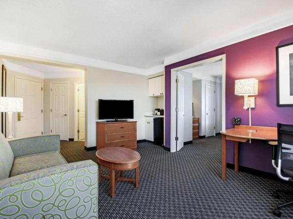La Quinta by Wyndham Myrtle Beach Broadway Area : photo 3 de la chambre suite lit king-size