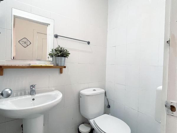 Way Hostel Madrid : photo 2 de la chambre chambre triple avec salle de bains privative