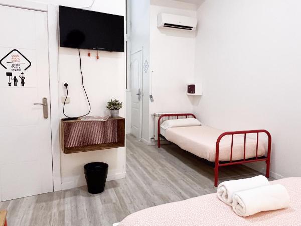 Way Hostel Madrid : photo 4 de la chambre chambre triple avec salle de bains privative