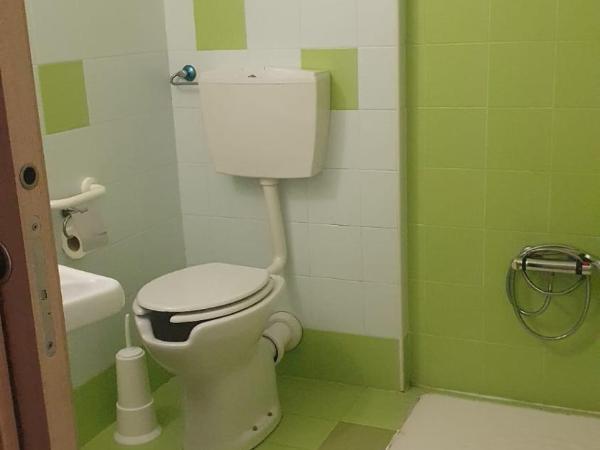 Hotel Sharing : photo 8 de la chambre chambre lits jumeaux pour personnes à mobilité réduite