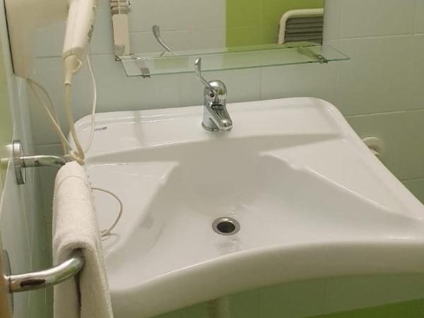 Hotel Sharing : photo 2 de la chambre chambre lits jumeaux pour personnes à mobilité réduite