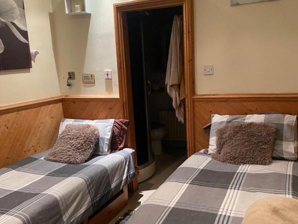 Big Home in London, Forest Hill : photo 1 de la chambre chambre lits jumeaux avec salle de bains privative séparée