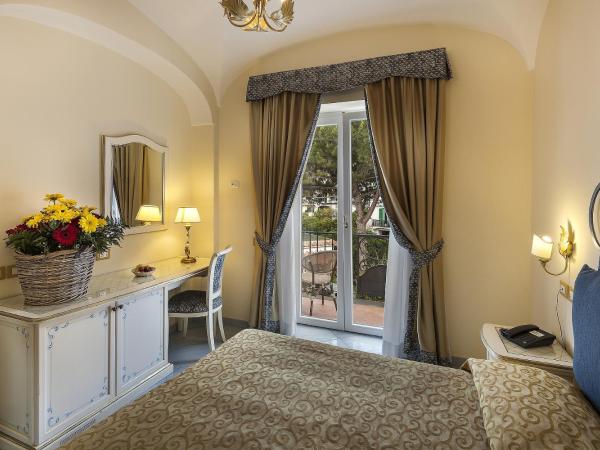 Hotel Nettuno : photo 1 de la chambre chambre triple standard avec balcon