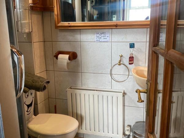 Big Home in London, Forest Hill : photo 5 de la chambre chambre lits jumeaux avec salle de bains privative séparée