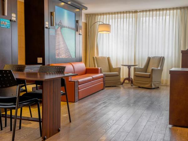 LHotelQuébec : photo 1 de la chambre studio avec 3 lits queen-size