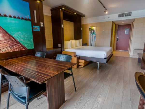 LHotelQuébec : photo 1 de la chambre chambre avec 2 lits queen-size et kitchenette