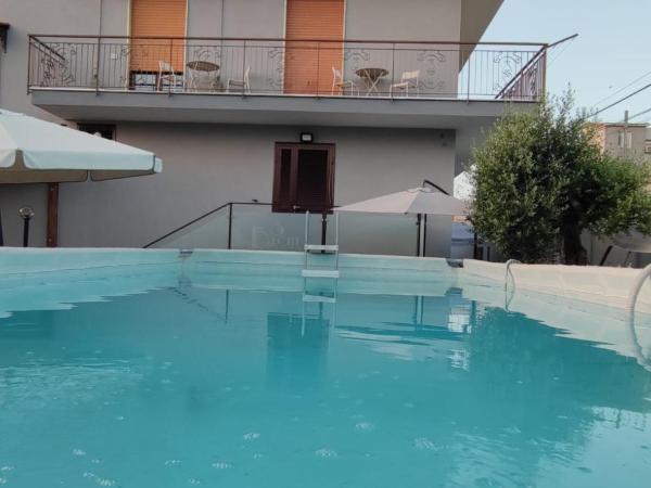 B&B S Home : photo 3 de la chambre chambre lit queen-size - vue sur piscine