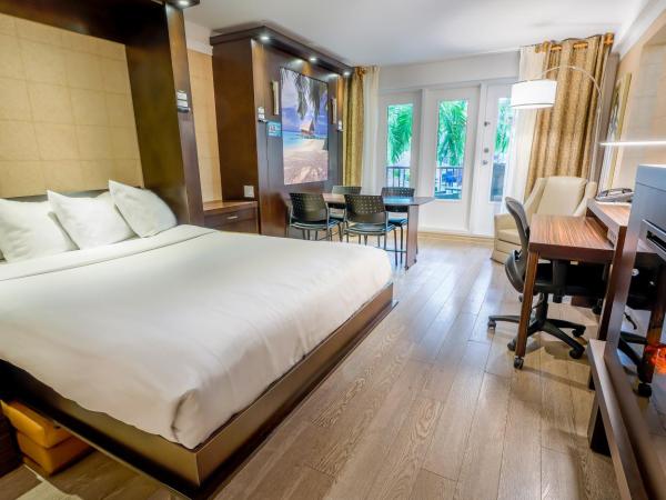 LHotelQuébec : photo 2 de la chambre chambre avec 2 lits queen-size et kitchenette - vue sur piscine