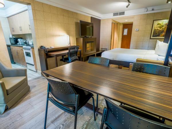 LHotelQuébec : photo 6 de la chambre chambre avec 2 lits queen-size et kitchenette - vue sur piscine