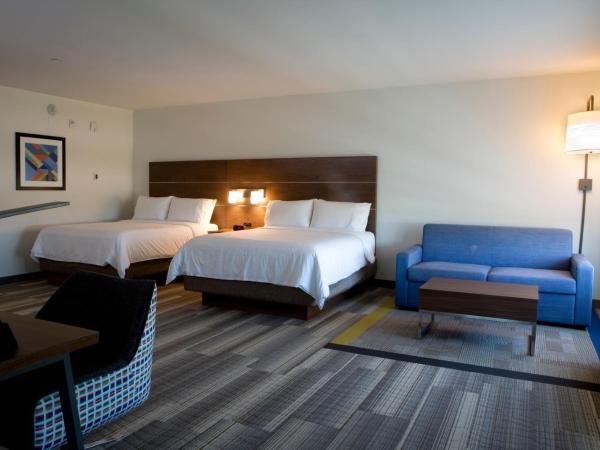 Holiday Inn Express & Suites - Edmonton SW - Windermere, an IHG Hotel : photo 2 de la chambre chambre avec 2 lits queen-size et canapé-lit 