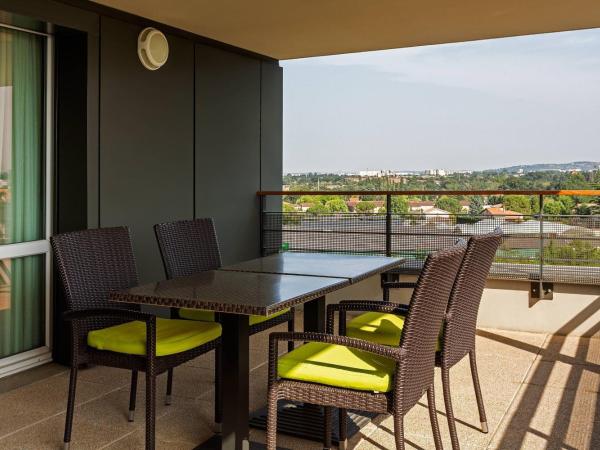 Courtyard by Marriott Toulouse Airport : photo 3 de la chambre suite avec petit-déjeuner et balcon