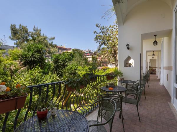 The Bellini House by House In Naples : photo 6 de la chambre chambre double avec balcon - vue sur jardin