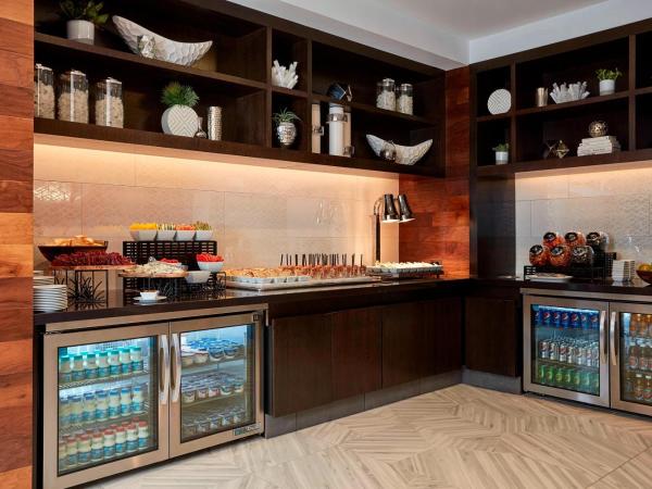 Crystal Gateway Marriott : photo 10 de la chambre chambre lit king-size ou double - Étage concierge