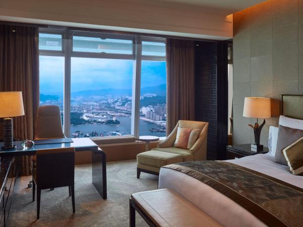 The Ritz-Carlton Hong Kong : photo 2 de la chambre chambre lit king-size de luxe - vue sur mer 